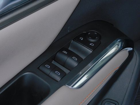 Used 2025 Chevrolet Traverse LT image 17