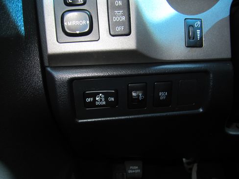 Used 2010 Toyota Tundra 4x4 CrewMax image 21