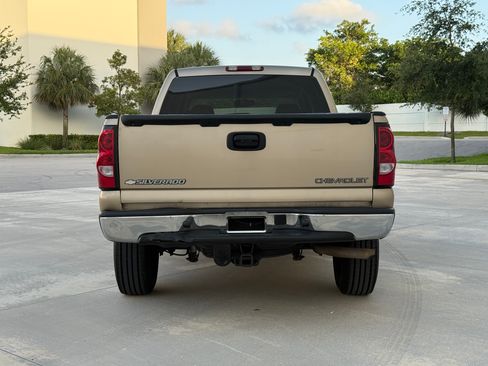 Used 2004 Chevrolet Silverado 2500 LS RWD image 4