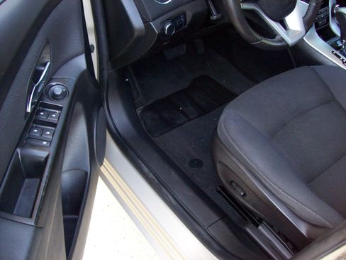 Used 2014 Chevrolet Cruze LT FWD image 10