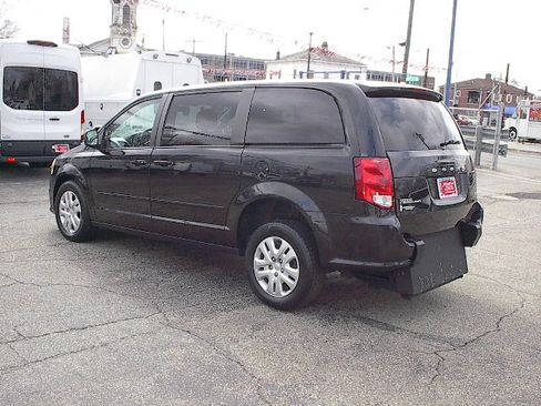 Used 2016 Dodge Grand Caravan SE image 6