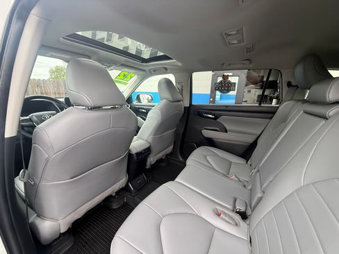 Used 2022 Toyota Highlander XLE image 14
