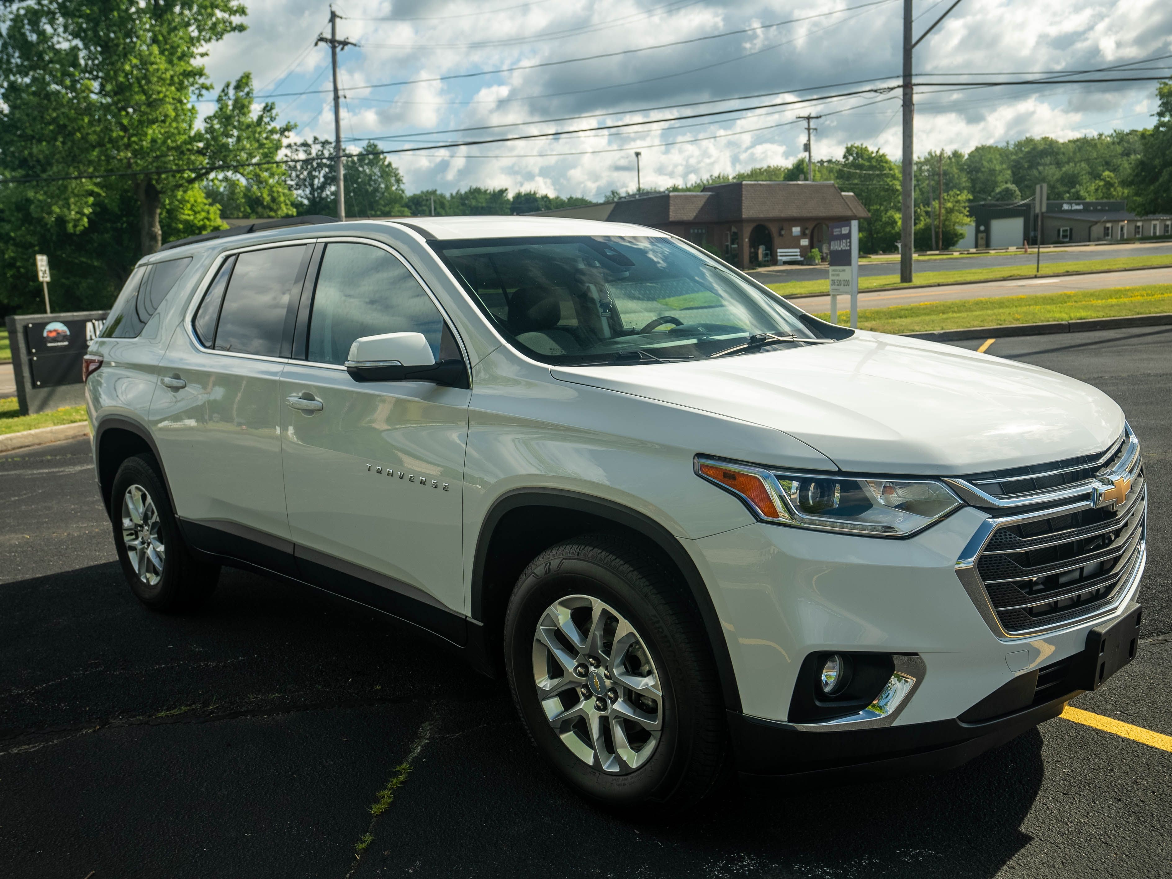 Used 2021 Chevrolet Traverse AWD LT image 3