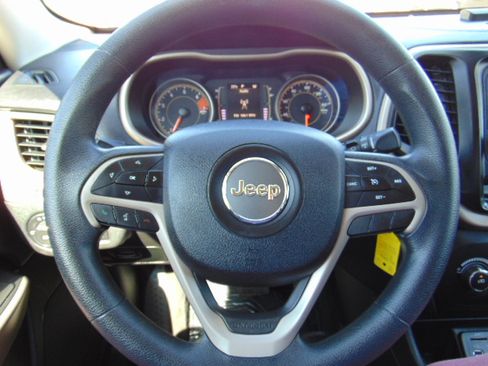 Used 2018 Jeep Cherokee Latitude image 14