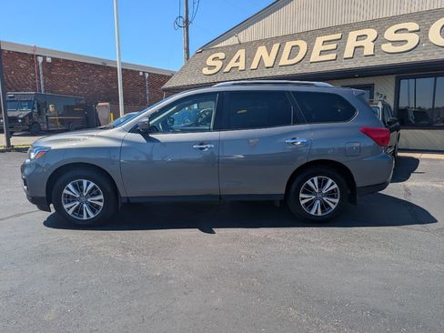 Used 2020 Nissan Pathfinder 4WD SV image 2