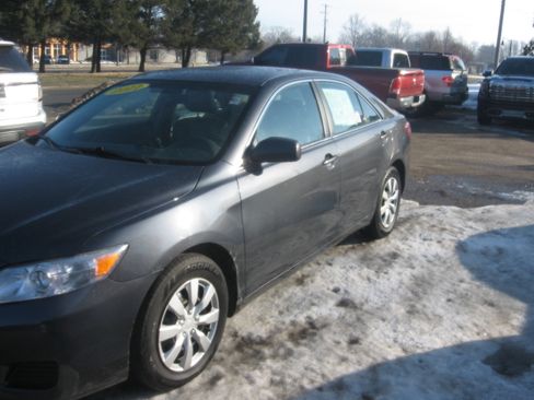 Used 2011 Toyota Camry XLE image 1