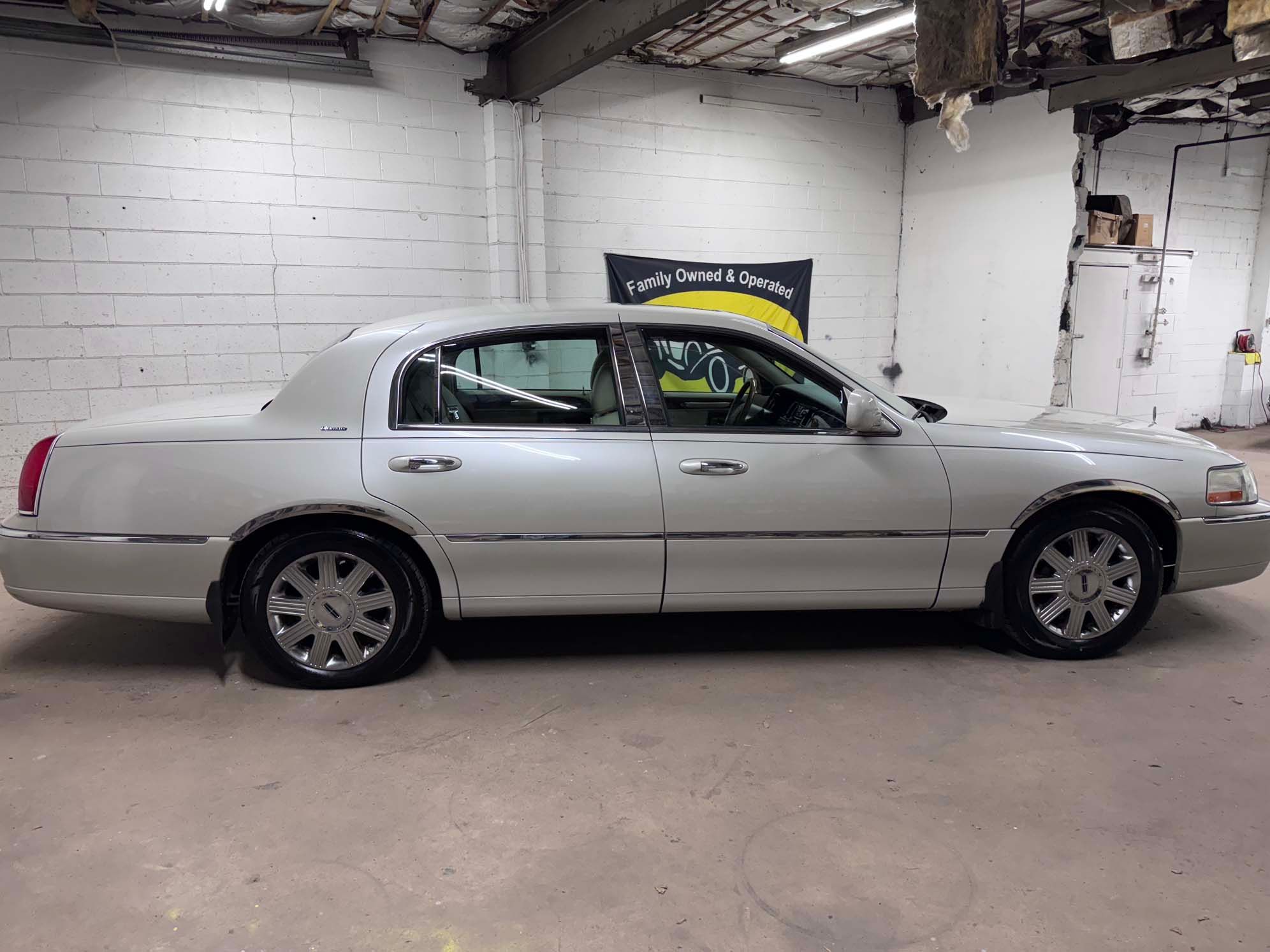 Used 2004 Lincoln Town Car Ultimate RWD image 27