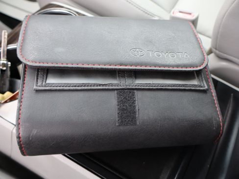 Used 2017 Toyota Sienna XLE image 31