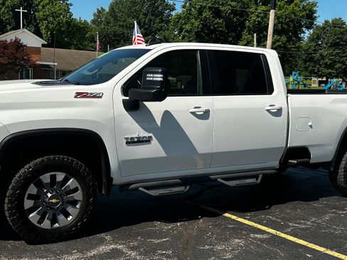 Used 2023 Chevrolet Silverado 2500 4x4 Crew Cab LT image 2