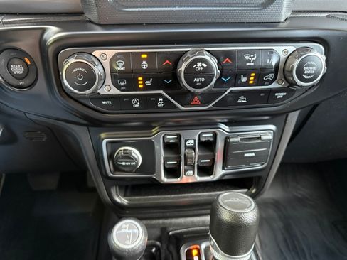 Used 2021 Jeep Gladiator Willys AWD/4WD image 14