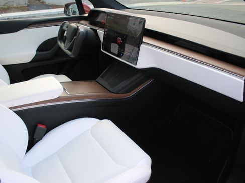 Used 2023 Tesla Model X image 7