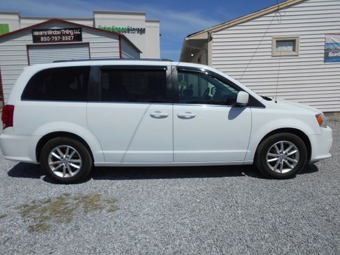 Used 2019 Dodge Grand Caravan SXT FWD image 4