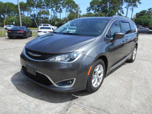 Used 2019 Chrysler Pacifica Touring-L Plus FWD image 3
