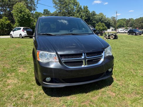 Used 2019 Dodge Grand Caravan SXT FWD image 13