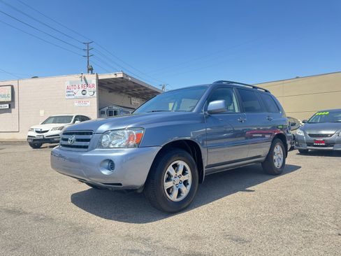 Used 2004 Toyota Highlander w/ 3rd Row FWD image 3