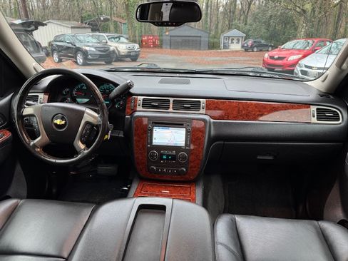 Used 2013 Chevrolet Avalanche LTZ image 17