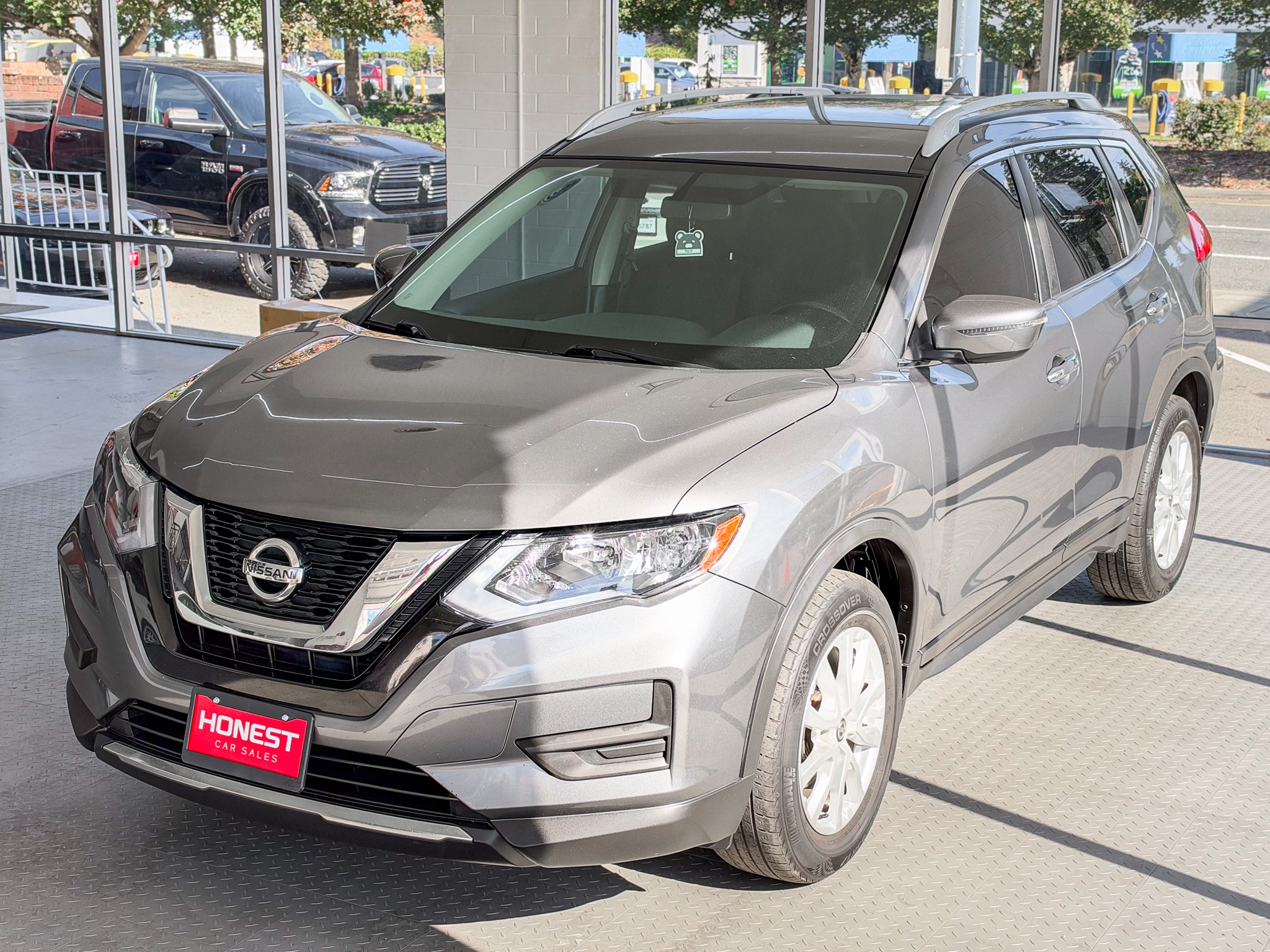 Used 2017 Nissan Rogue FWD image 3