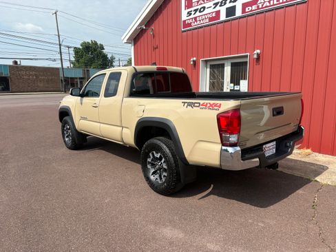 Used 2017 Toyota Tacoma 4x4 Access Cab image 4