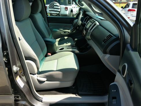 Used 2014 Toyota Tacoma SR5 image 26