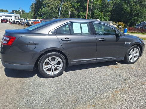 Used 2017 Ford Taurus SE image 5