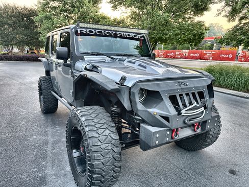 Used 2018 Jeep Wrangler JK 4WD Unlimited Sport image 11