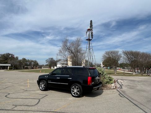 Used 2010 Cadillac Escalade Premium Luxury image 4