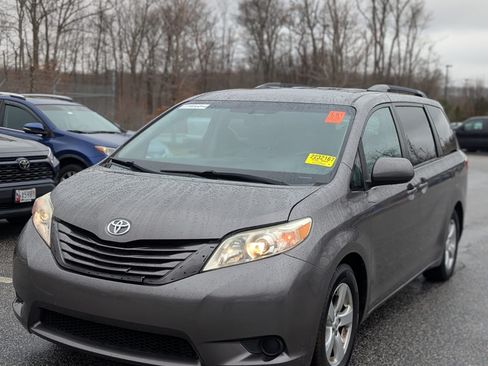 Used 2015 Toyota Sienna LE image 10
