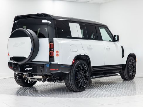 Used 2025 Land Rover Defender 110 X-Dynamic SE image 5