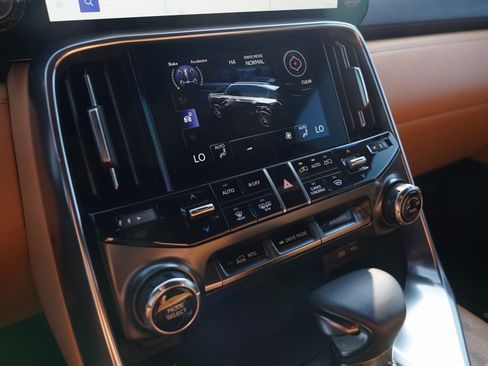 Used 2022 Lexus LX 600 4WD w/ Premium Package image 31