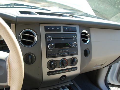 Used 2010 Ford Expedition XLT image 30