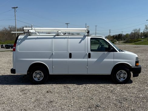 Used 2021 Chevrolet Express 3500 image 2