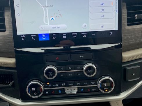 Used 2022 Ford Expedition Limited image 9