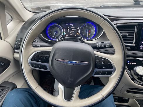 Used 2018 Chrysler Pacifica Limited image 24