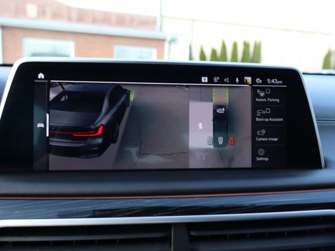 Used 2021 BMW 750i xDrive image 31