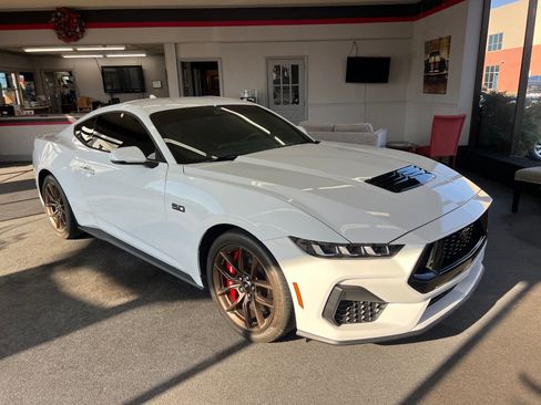 Used 2025 Ford Mustang GT Premium RWD image 2