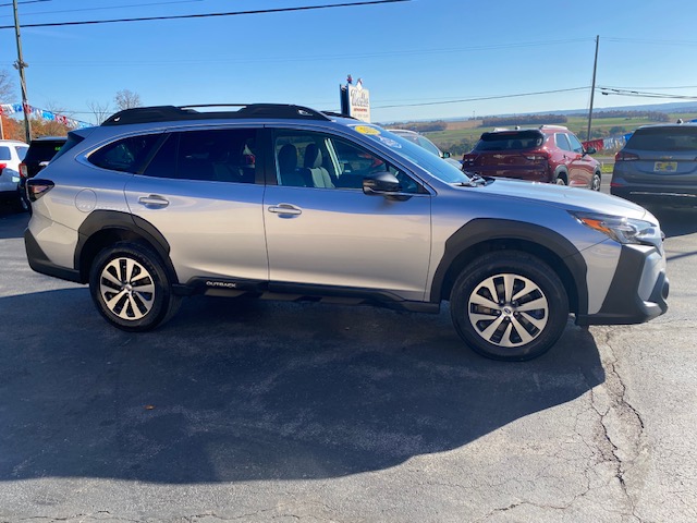 Used 2025 Subaru Outback Premium AWD/4WD image 2