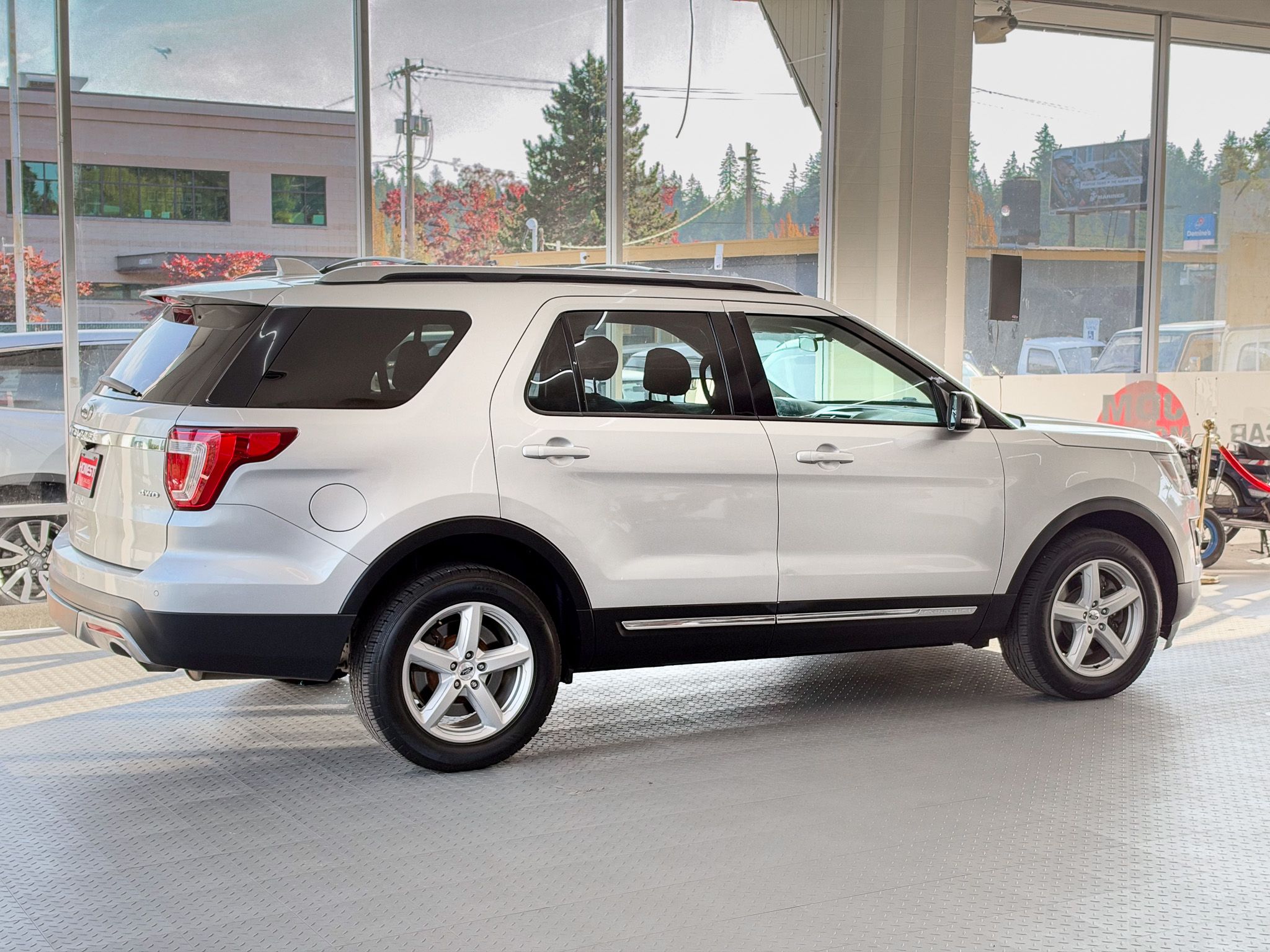 Used 2017 Ford Explorer 4WD XLT image 4