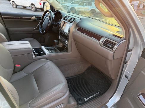 Used 2019 Lexus GX 460 image 25