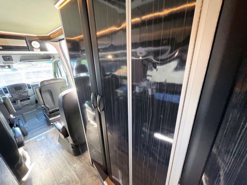 Used 2014 Mercedes-Benz Sprinter 4500 image 30