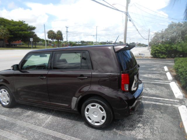 Used 2011 Scion xB FWD image 3