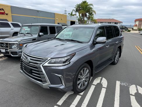 Used 2016 Lexus LX 570 image 4
