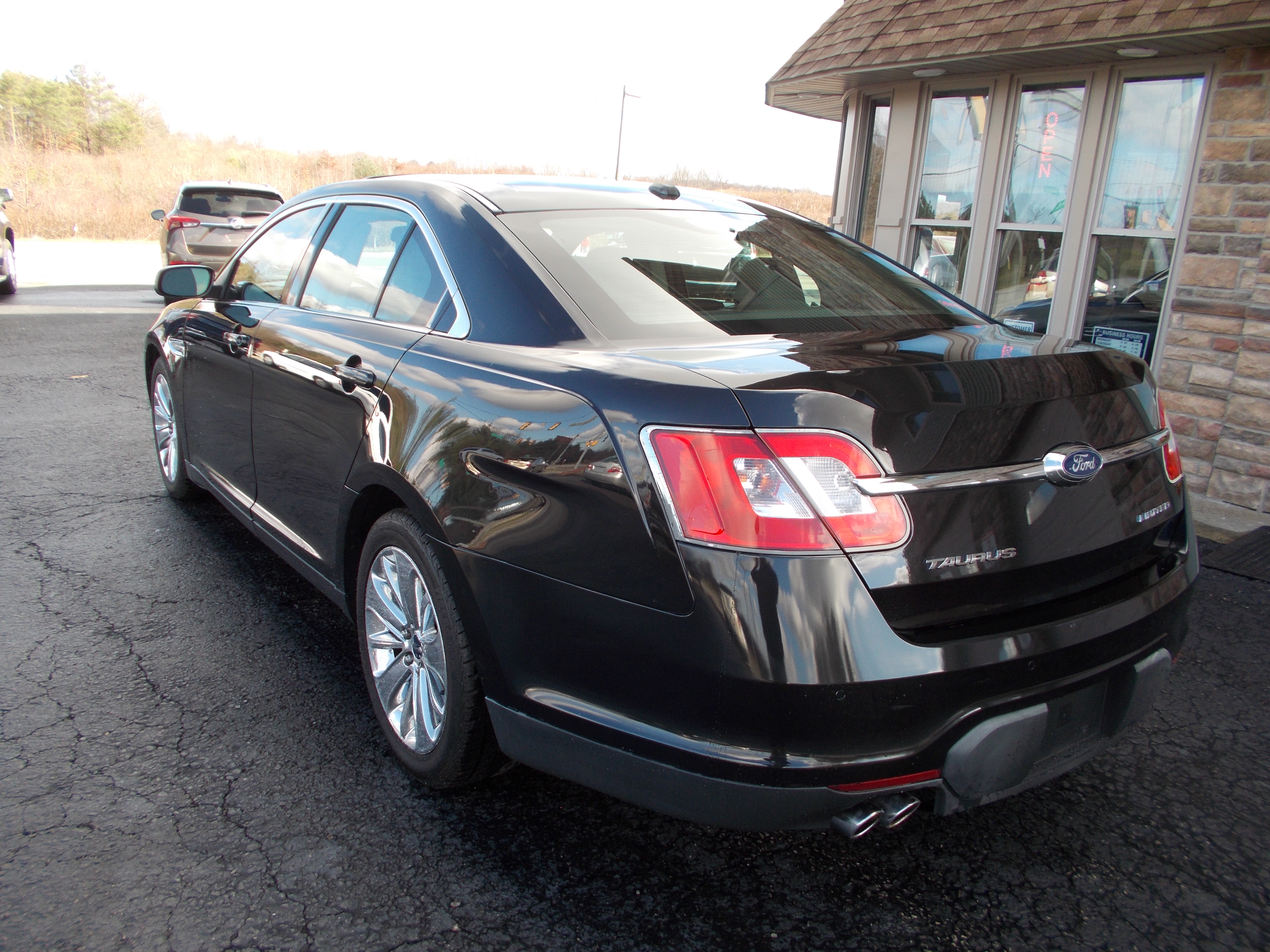 Used 2011 Ford Taurus Limited FWD image 7