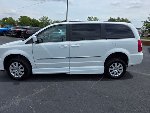 Used 2014 Chrysler Town & Country Touring image 8