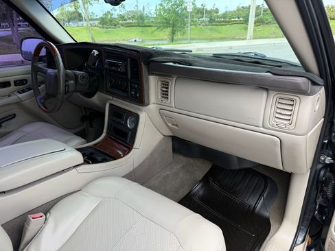 Used 2002 Cadillac Escalade image 12
