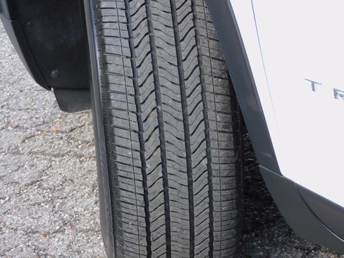 Used 2025 Chevrolet Traverse LT image 13