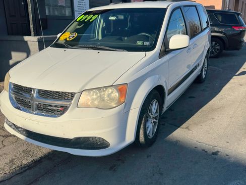 Used 2014 Dodge Grand Caravan SXT image 2