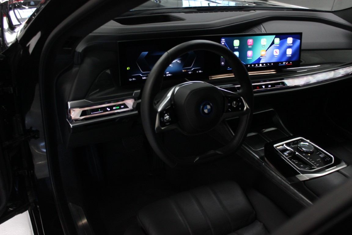 Used 2024 BMW i7 xDrive60 AWD/4WD image 17