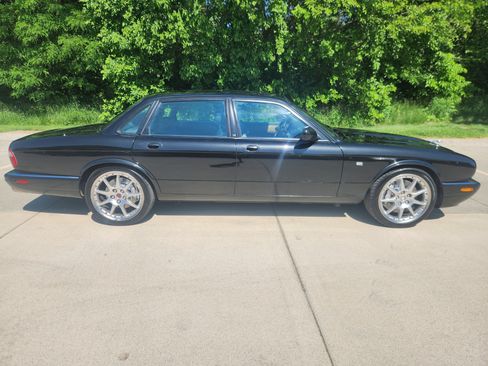 Used 2002 Jaguar XJR image 2