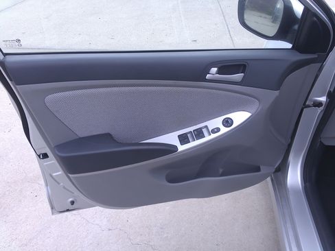 Used 2012 Hyundai Accent GLS image 9