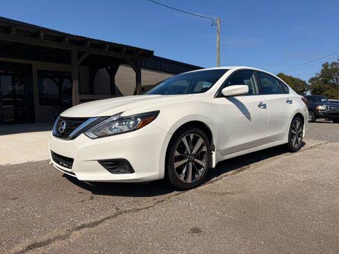 Used 2016 Nissan Altima image 1
